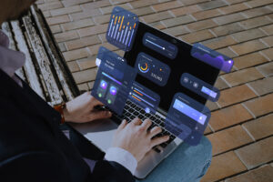 Profissional analisando dashboards e indicadores em laptop, representando diagnóstico de TI e identificação de gargalos operacionais
